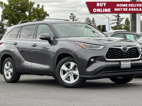 Used 2021 Toyota Highlander LE AWD/4WD image 1