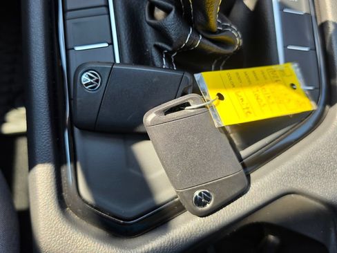 Used 2024 Volkswagen Taos SE w/ Panoramic Sunroof Package FWD image 25