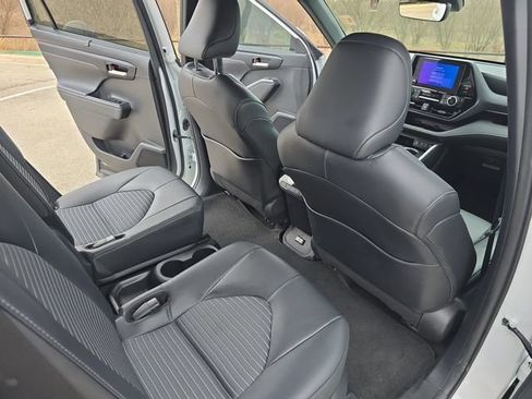 Used 2024 Toyota Highlander XSE image 11