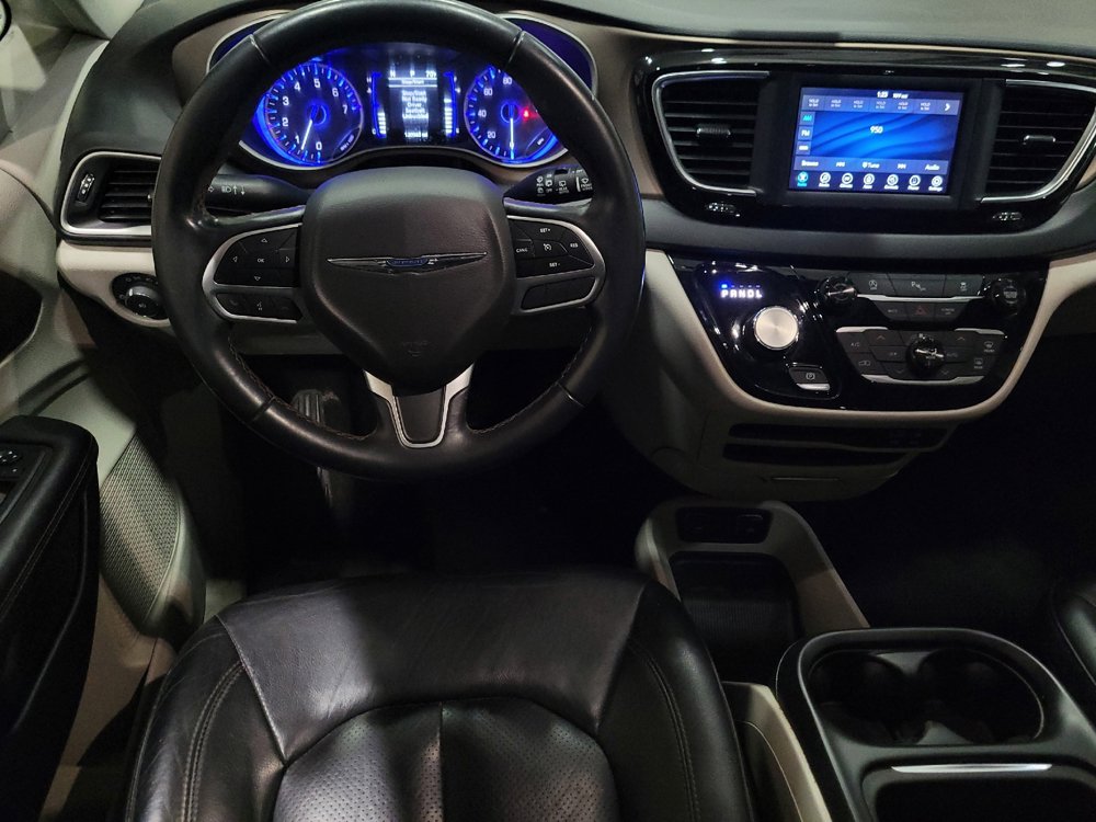 Used 2018 Chrysler Pacifica Touring-L FWD image 22