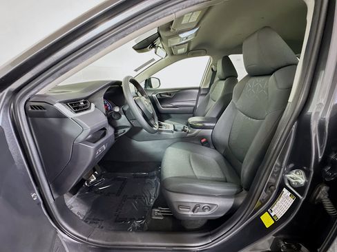 Used 2021 Toyota RAV4 XLE image 12