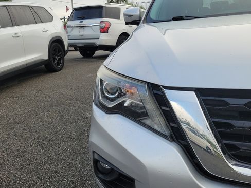 Used 2017 Nissan Pathfinder SL w/ Trailer Tow Package FWD image 6