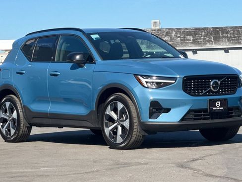Certified 2025 Volvo XC40 B5 Plus image 10