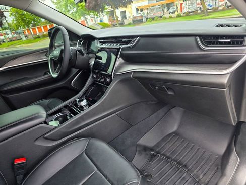 Used 2023 Jeep Grand Cherokee Limited w/ Luxury Tech Group II AWD/4WD image 28