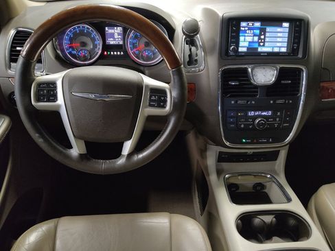 Used 2015 Chrysler Town & Country Limited Platinum FWD image 22