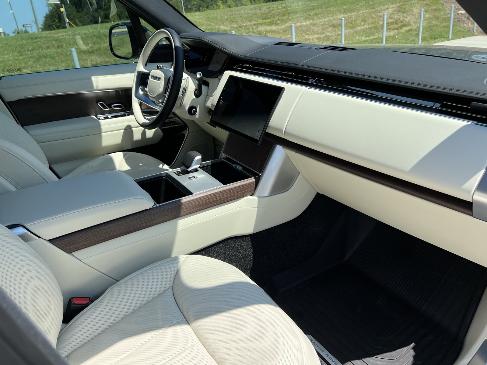 New 2026 Land Rover Range Rover SE AWD/4WD image 3