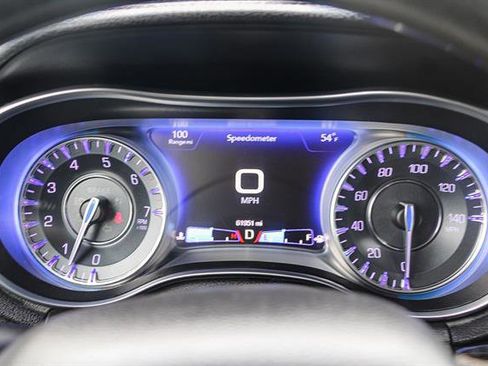 Used 2018 Chrysler 300 Limited image 22
