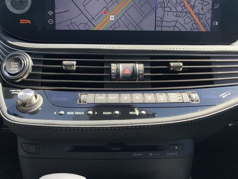 Used 2022 Lexus LS 500 w/ Accessory Package (Z2) image 29