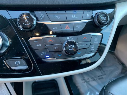 Used 2024 Chrysler Pacifica Touring-L image 26