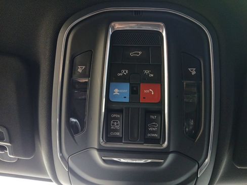 Used 2024 Jeep Grand Cherokee Altitude AWD/4WD image 5