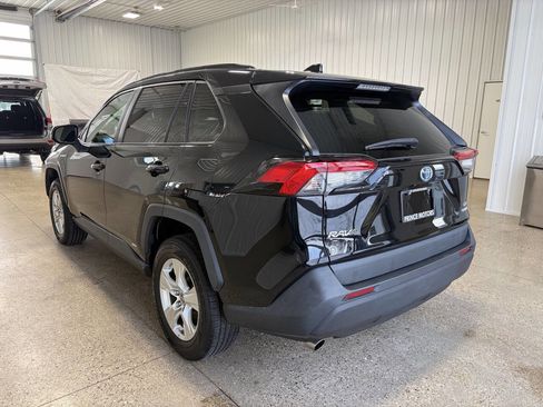 Used 2021 Toyota RAV4 LE image 3