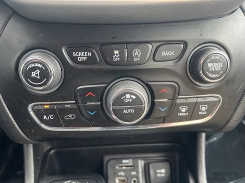 Used 2018 Jeep Cherokee Limited w/ Technology Group AWD/4WD image 12