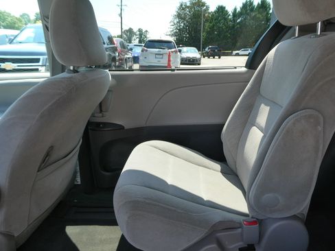 Used 2017 Toyota Sienna LE AWD/4WD image 29