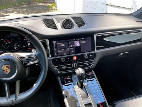 Certified 2026 Porsche Macan AWD/4WD image 10