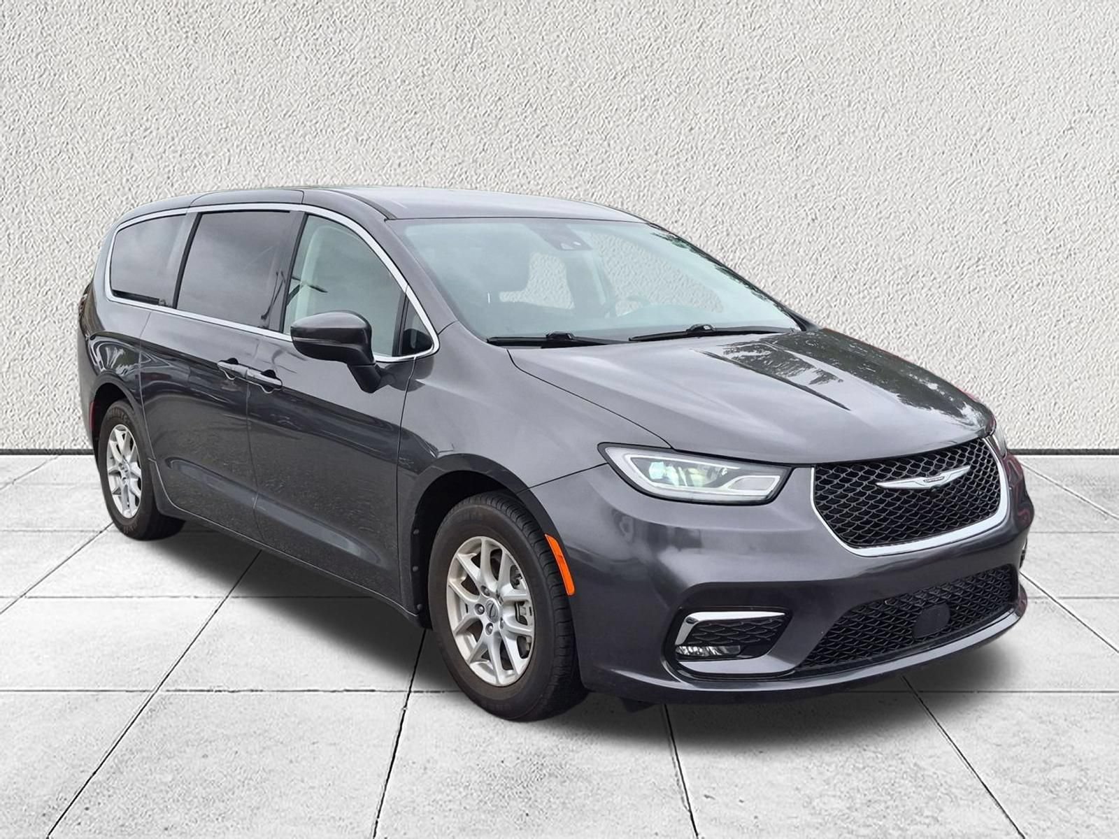 Used 2023 Chrysler Pacifica Touring-L FWD image 1