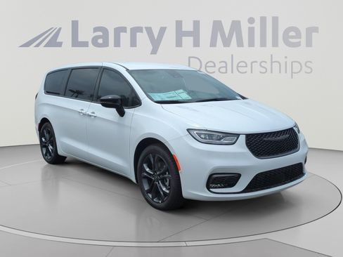 New 2026 Chrysler Pacifica Select FWD image 7