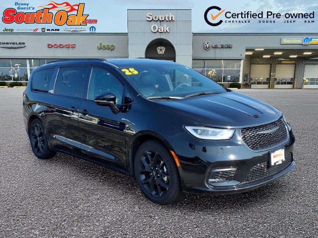 Certified 2025 Chrysler Pacifica Limited FWD image 1