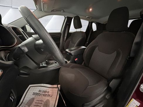 Used 2019 Jeep Cherokee Latitude w/ Popular Appearance Group FWD image 8