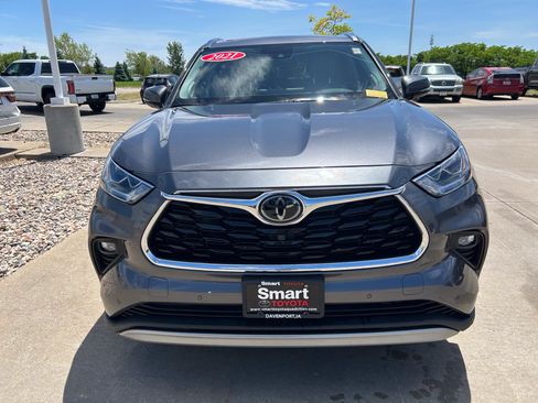 Certified 2021 Toyota Highlander Platinum AWD/4WD image 2