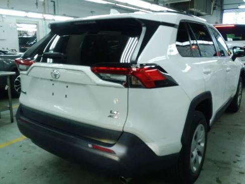 Used 2021 Toyota RAV4 LE AWD/4WD image 2