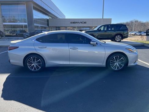 Used 2024 Lexus ES 300h w/ Premium Package image 2