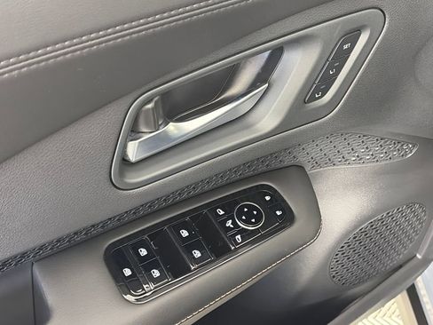 Used 2025 Nissan Ariya AWD image 25