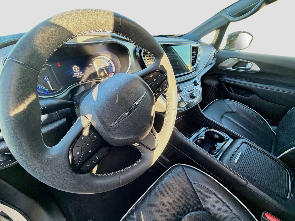 Used 2023 Chrysler Pacifica Limited w/ S Appearance Package FWD image 9