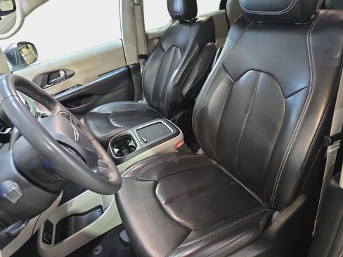 Used 2023 Chrysler Pacifica Touring-L FWD image 12