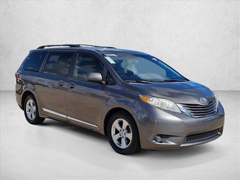 Used 2017 Toyota Sienna LE image 4