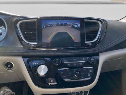 Used 2024 Chrysler Pacifica Select image 17