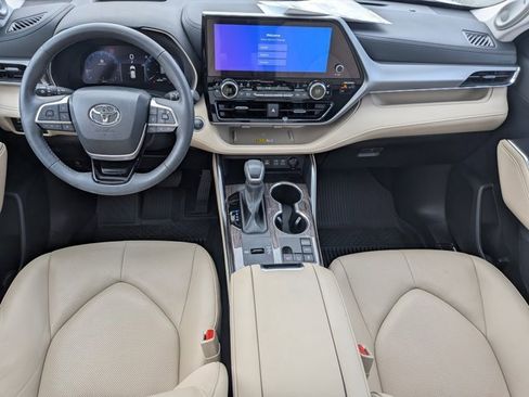 Used 2024 Toyota Highlander Platinum image 16