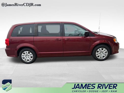 Used 2018 Dodge Grand Caravan SE image 5