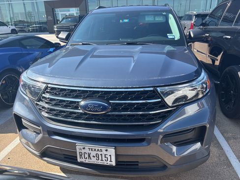 Used 2021 Ford Explorer XLT RWD image 2
