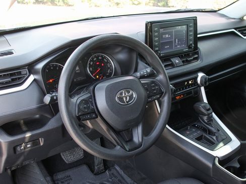 Used 2021 Toyota RAV4 LE image 17