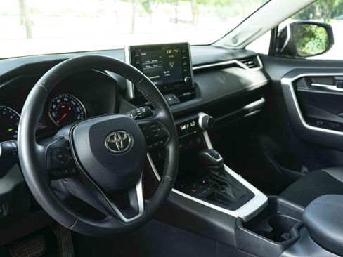 Used 2020 Toyota RAV4 XLE Premium FWD image 16