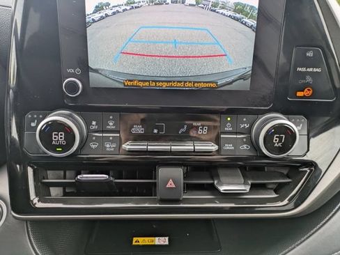 Used 2024 Toyota Highlander XLE AWD/4WD image 32