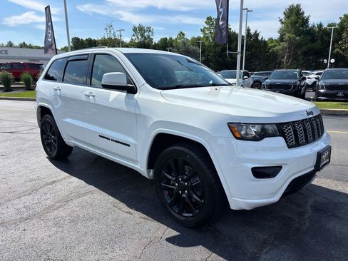 Used 2019 Jeep Grand Cherokee Altitude AWD/4WD image 7