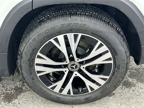 Used 2025 Mercedes-Benz GLB 250 4MATIC image 5