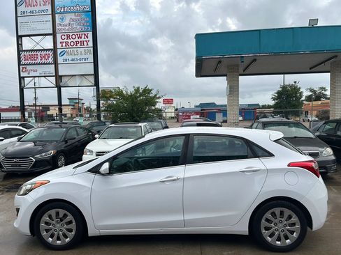 Used 2017 Hyundai Elantra GT FWD image 2