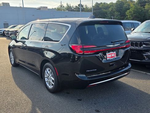 New 2026 Chrysler Pacifica Select image 10