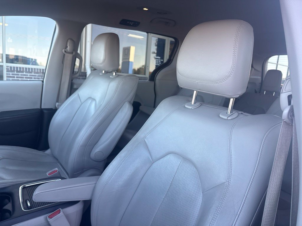 Used 2019 Chrysler Pacifica Touring-L Plus FWD image 12