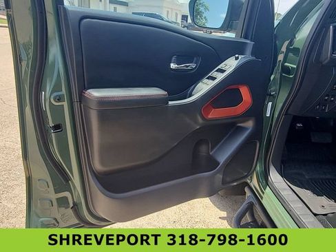 Used 2025 Nissan Frontier PRO-4X AWD/4WD image 21