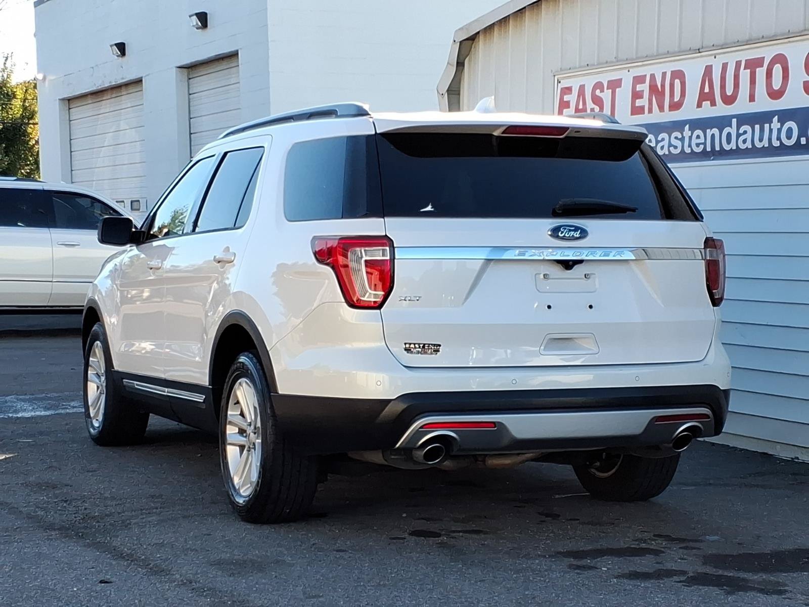 Used 2017 Ford Explorer XLT w/ Equipment Group 202A FWD image 3