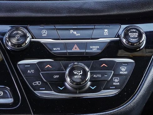 Used 2019 Chrysler Pacifica Touring-L w/ S Appearance Package image 41