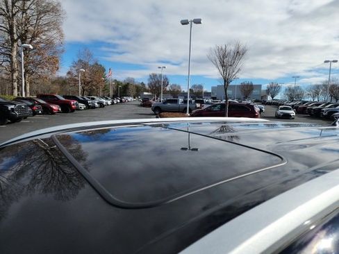 Used 2023 Toyota Highlander XLE image 9