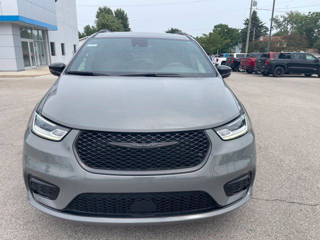 Used 2025 Chrysler Pacifica Limited FWD image 12