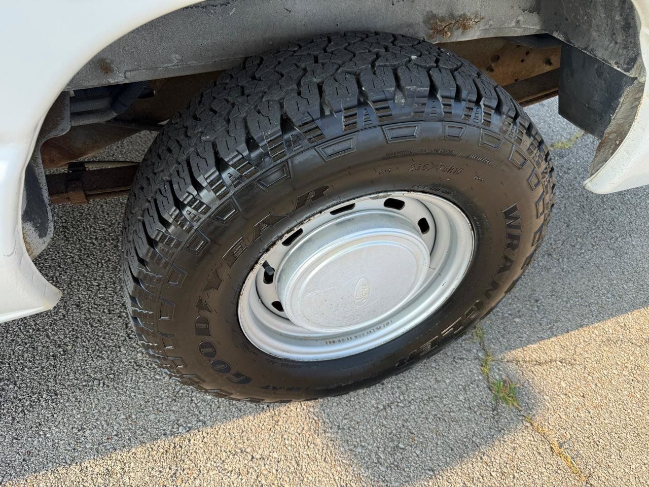 Used 2002 Ford E-150 and Econoline 150 Wagon RWD image 24