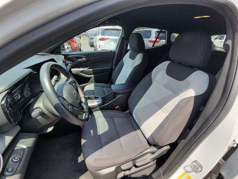 Used 2024 Chevrolet Trax RS FWD image 17