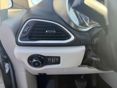 Used 2022 Chrysler Pacifica Touring-L image 33