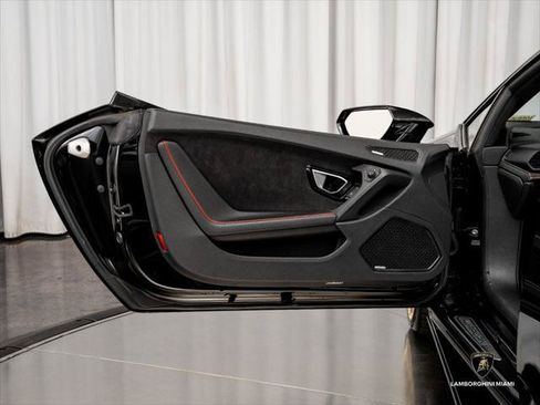 Used 2021 Lamborghini Huracan EVO RWD image 19
